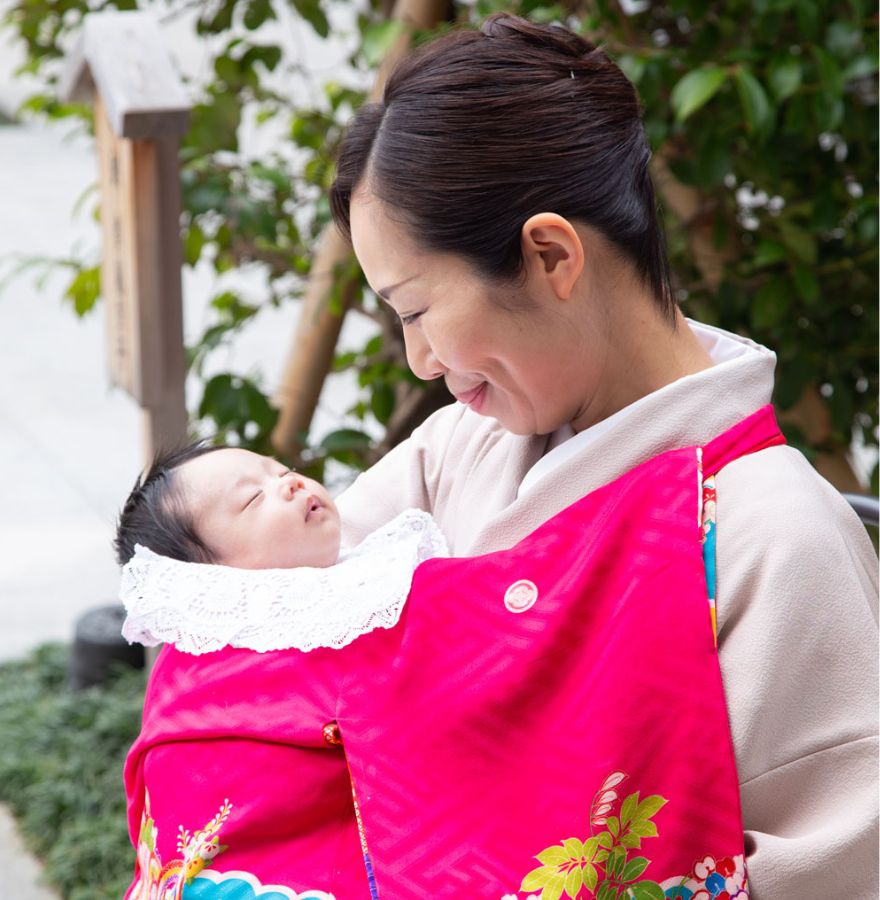 赤ちゃんを抱いたの写真